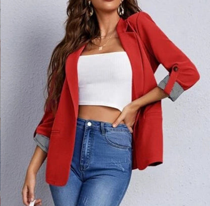 Blazer féminin à la mode avec des manches retroussables et des détails texturés Chic und Stil