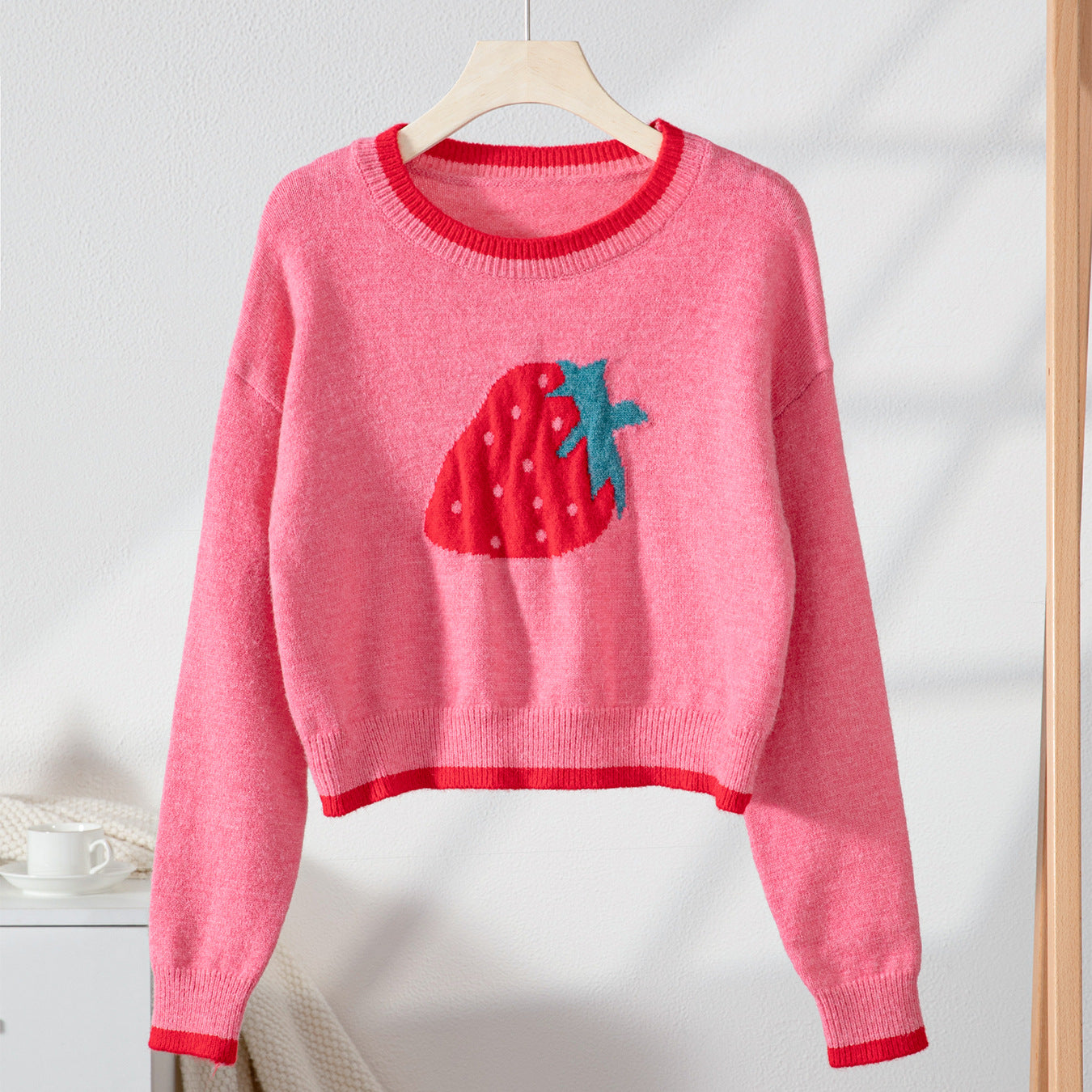 Pull tendance pour femmes avec motif fraise et poignets contrastés Chic und Stil
