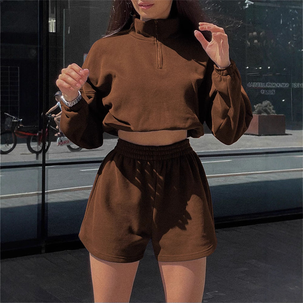 Women's sports set with cropped sweater and shorts Chic und Stil