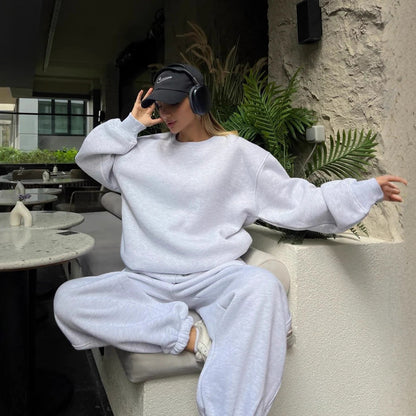 Oversized casual hoodie set for women and fitted jogger pants Chic und Stil