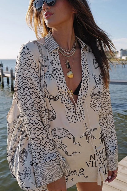 Chemisier de plage décontracté pour femmes avec un imprimé maritime artistique et un élégant décolleté en V Chic und Stil