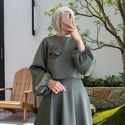 Dames Élégante Robe Maxi avec Manches Bouffantes et Détail Floral Décoratif Chic und Stil
