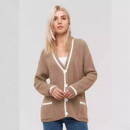 Dames grof gebreide jas met praktische klepzakken en contrasterende details Chic und Stil