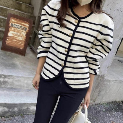 Cardigan pour femmes avec des boutons décoratifs et un col contrasté Chic und Stil