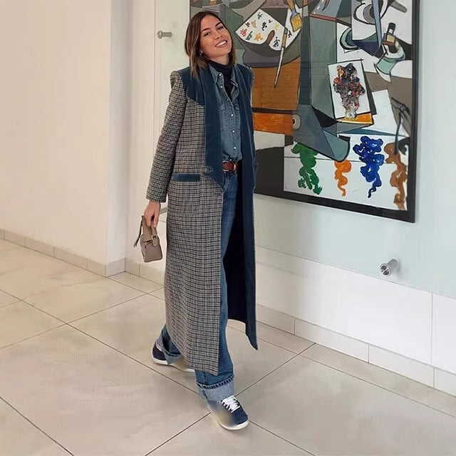 Elegant long jacket for women with a fine check pattern and a fluffy collar Chic and Style