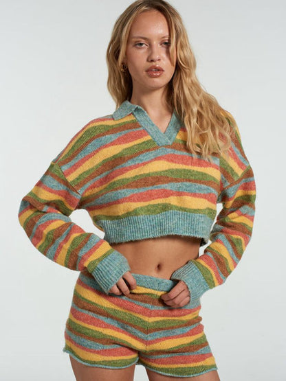 Pull cropped pour femmes avec décolleté en V et motif rayé coloré Chic und Stil