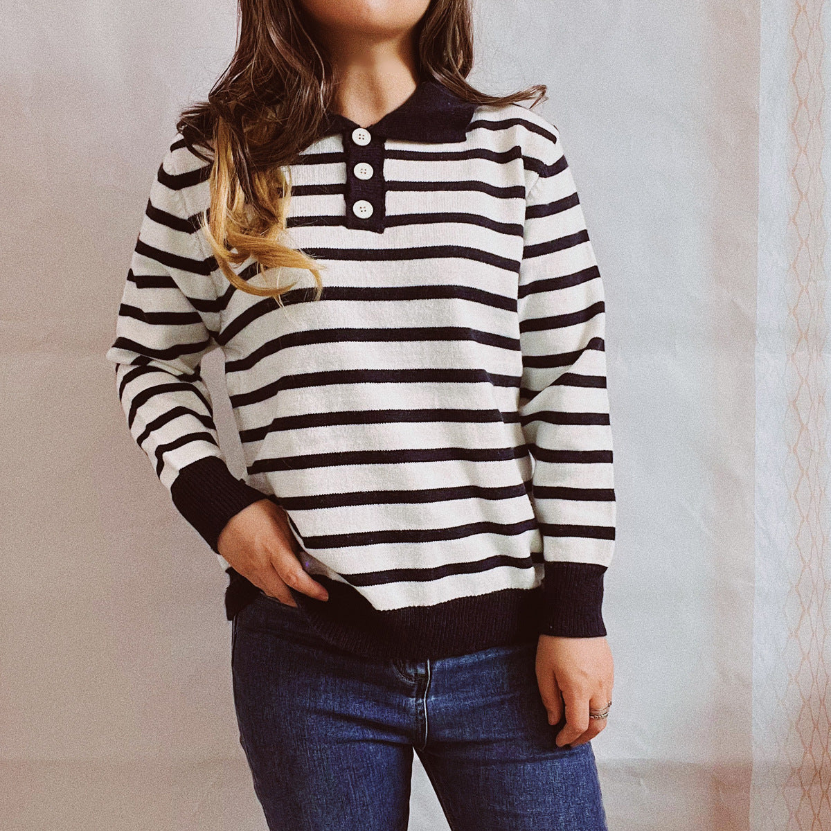 Pull femme décontracté à rayures avec boutonnière et coupe ample Chic und Stil