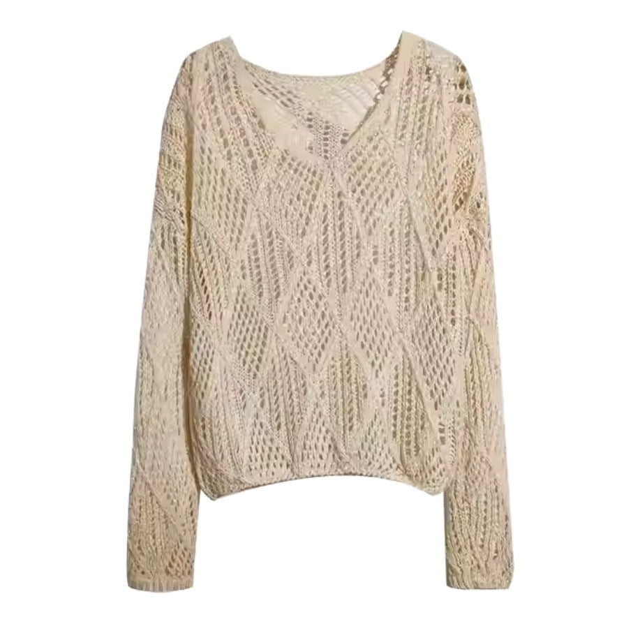 Chunky knit pullover for women with an innovative hole pattern and a relaxed fit Chic and Style