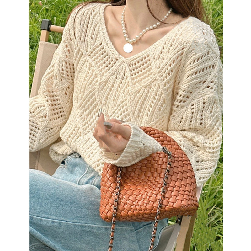 Chunky knit pullover for women with an innovative hole pattern and a relaxed fit Chic and Style