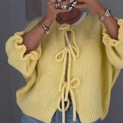 Dame Grosse maille cardigan avec des détails noués de manière ludique Chic und Stil