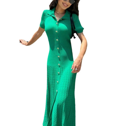 Robe en tricot mi-longue pour femmes avec une elegante patte de boutons et des détails à la mode Chic und Stil