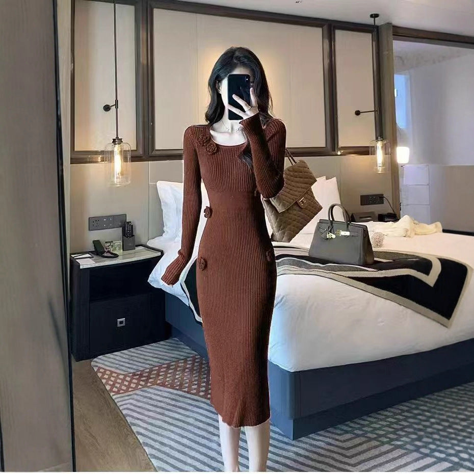 Robe maxi en tricot pour femmes avec des boutons décoratifs et une silhouette cintrée Chic und Stil