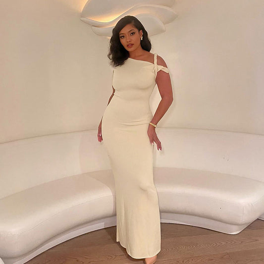 Robe maxi ajustée pour femmes avec bretelles asymétriques et design élégant Chic und Stil