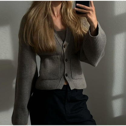 Dames cardigan en tricot décontracté avec une jolie patte de boutonnage et des poches pratiques Chic und Stil