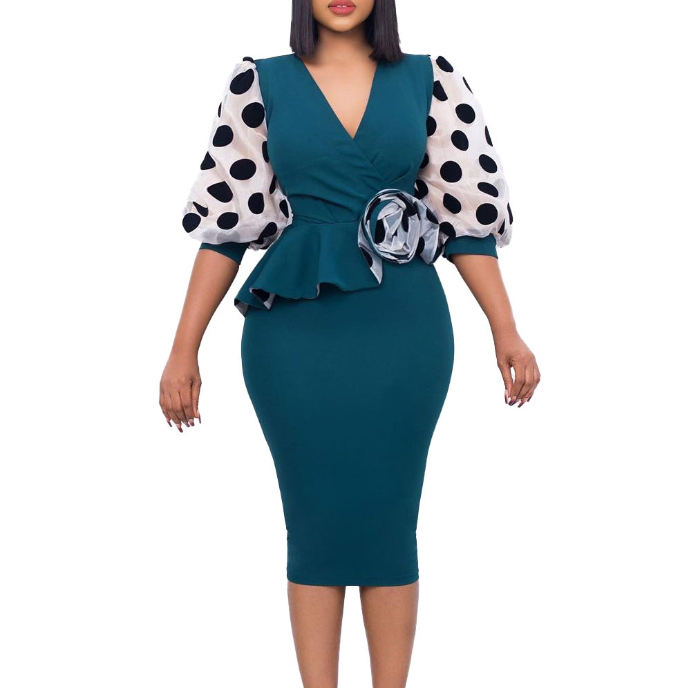 Robe de cocktail cintrée pour femmes avec manches bouffantes transparentes et accent floral Chic und Stil