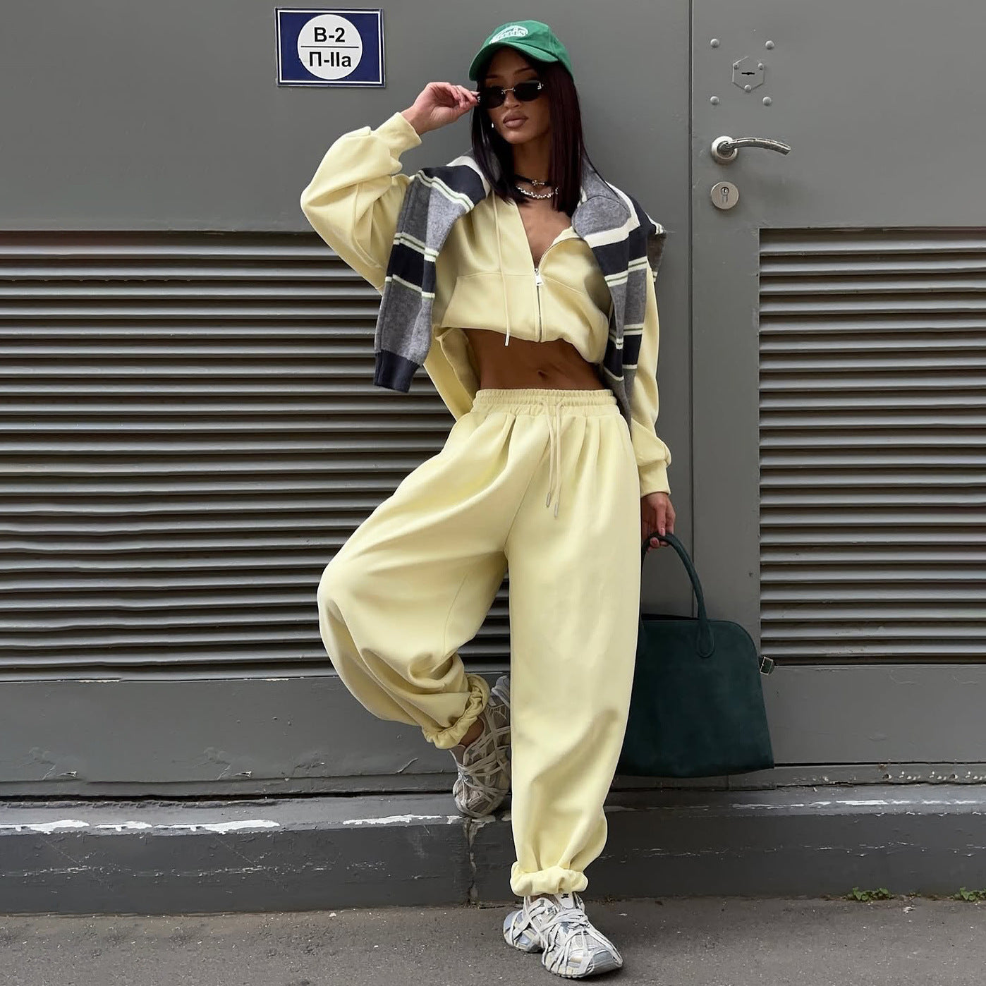 Dames ensemble de loungewear tendance avec hoodie court et pantalon large Chic und Stil