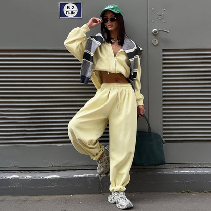 Dames ensemble de loungewear tendance avec hoodie court et pantalon large Chic und Stil