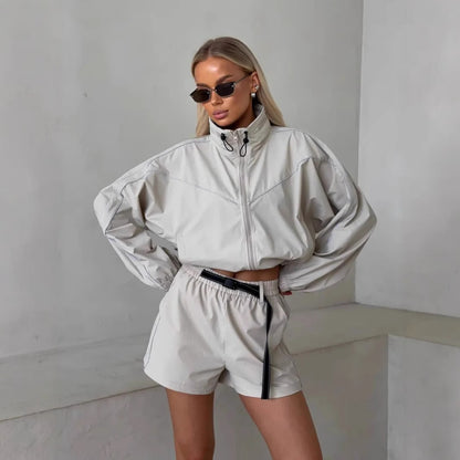 Ensemble sportif pour dames avec veste cropped et shorts Chic und Stil