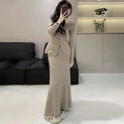 Robe en tricot élégante pour femmes avec une silhouette féminine et un joli décolleté en V Chic und Stil
