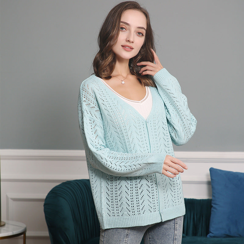 Cardigan tricot féminin avec motif ajouré aérien et décolleté en V Chic und Stil