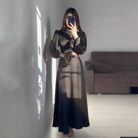 Femmes Robe maxi élégante avec des manches bouffantes voluminaires et une surface en satin de haute qualité Chic und Stil