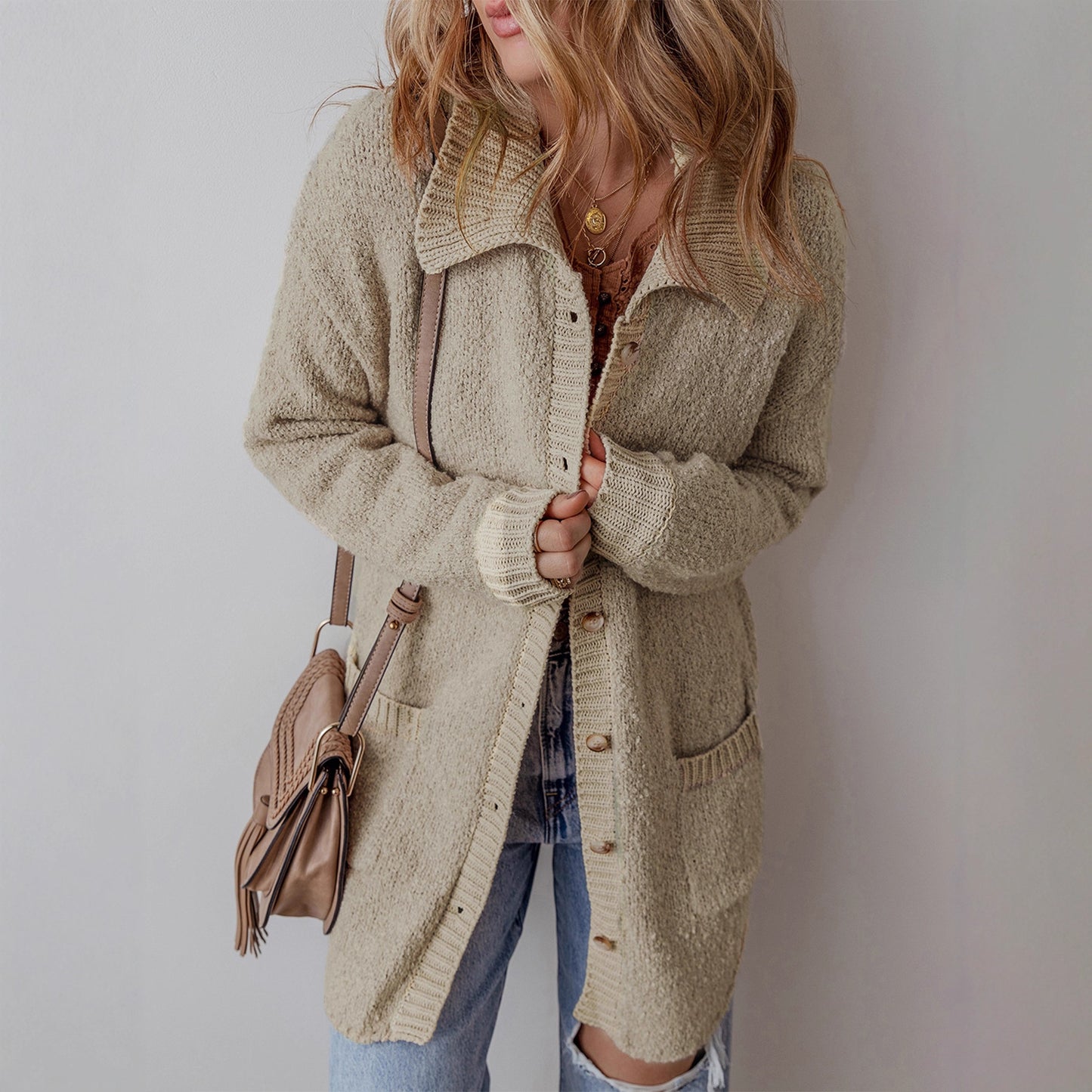 Dames gros pull-over avec poches pratiques et col contrasté Chic und Stil