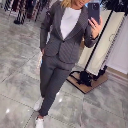 Dames Ensemble blazer-pantalon élégant avec de fines rayures Chic und Stil