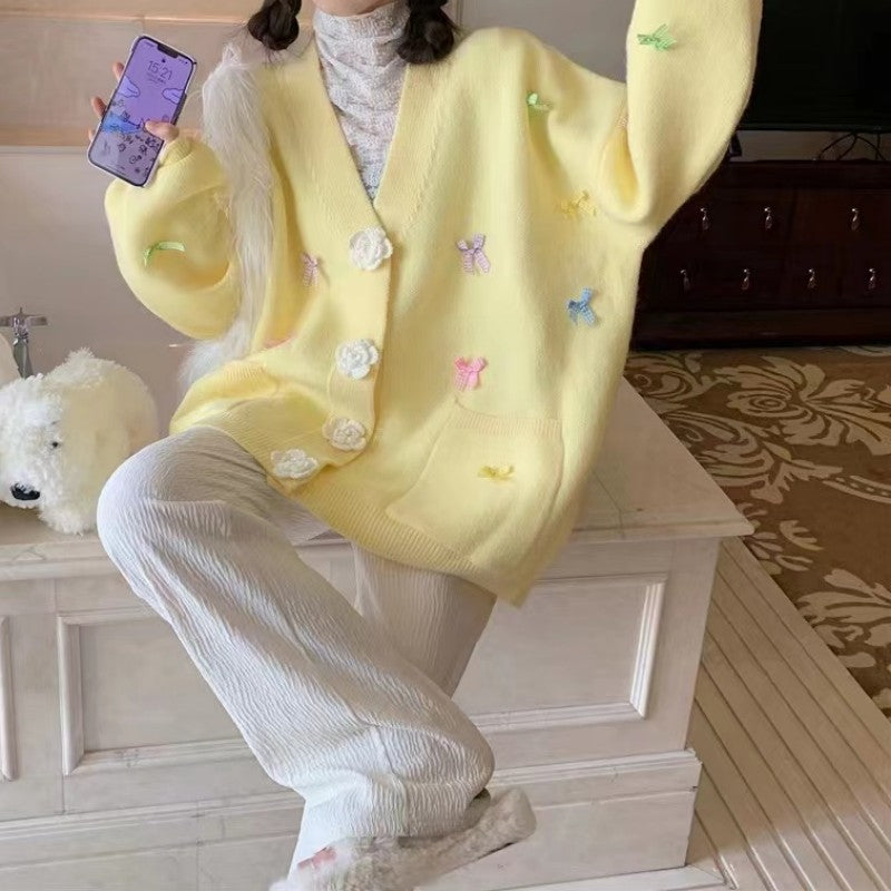 Dames cardigan avec des applications de fleurs ludiques et de grands boutons Chic und Stil