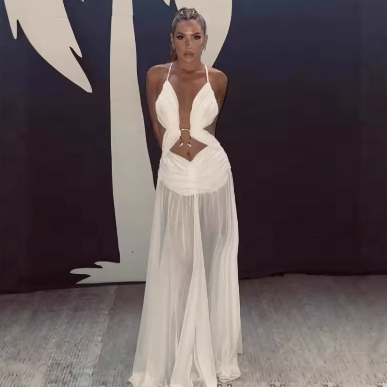 Robe maxi femme avec un design de volants ludique et une élégante ouverture dans le dos Chic und Stil