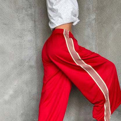 Wide sports pants for women with diagonal stripes Chic und Stil