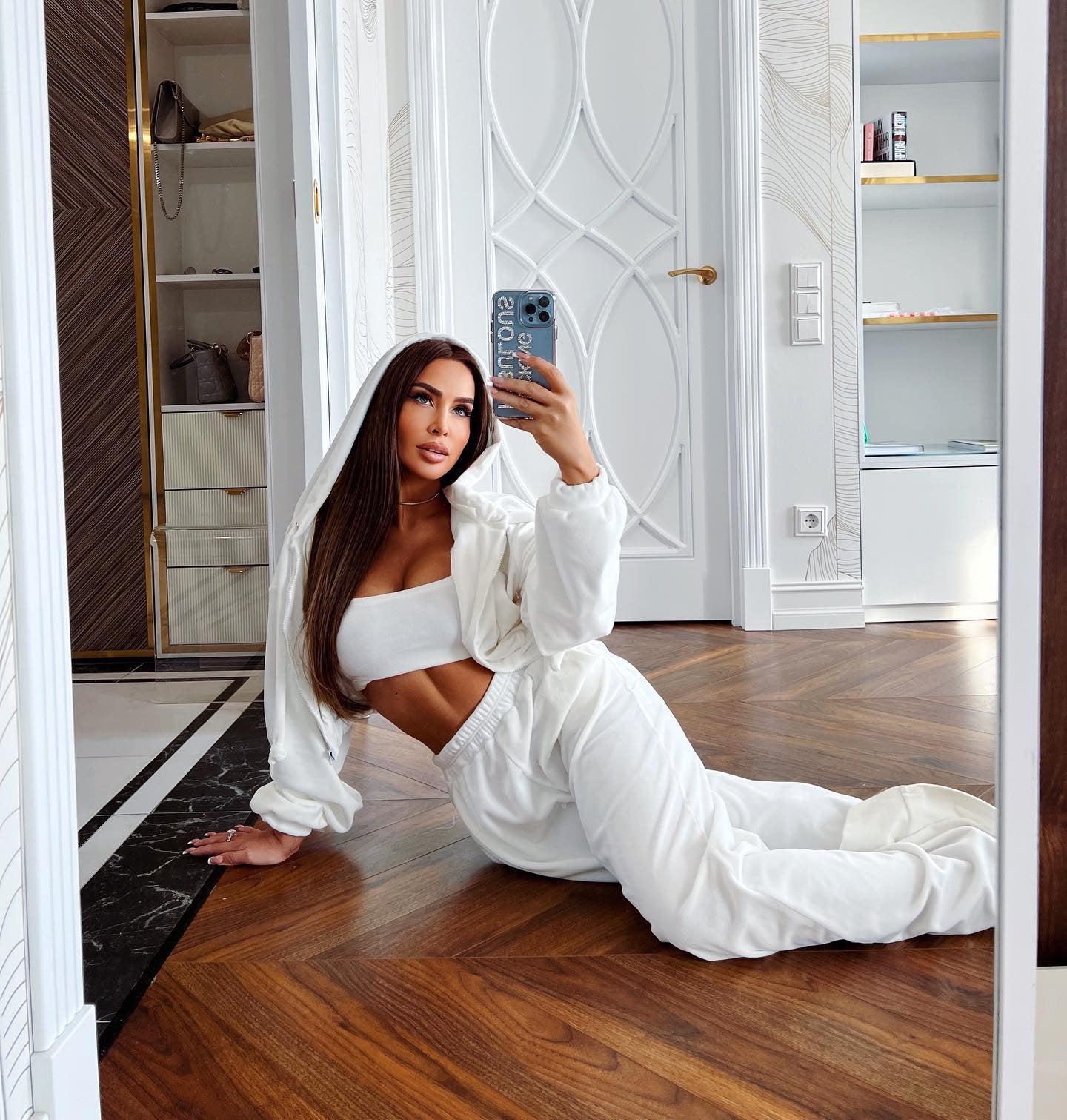 Comfortable women's set with a short hoodie and loose jogger pants Chic und Stil