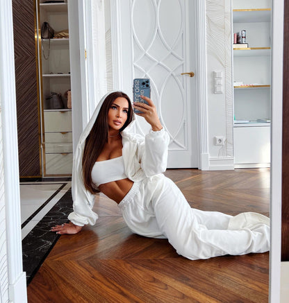 Comfortable women's set with a short hoodie and loose jogger pants Chic und Stil