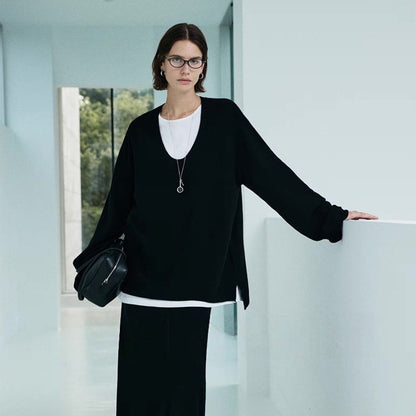 Oversized knitted pullover for women with V-neck and relaxed fit Chic und Stil