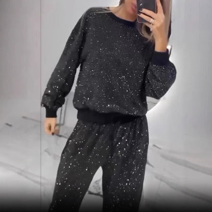 Sparkling leisure set for ladies with short sweatshirt and comfortable pants Chic und Stil