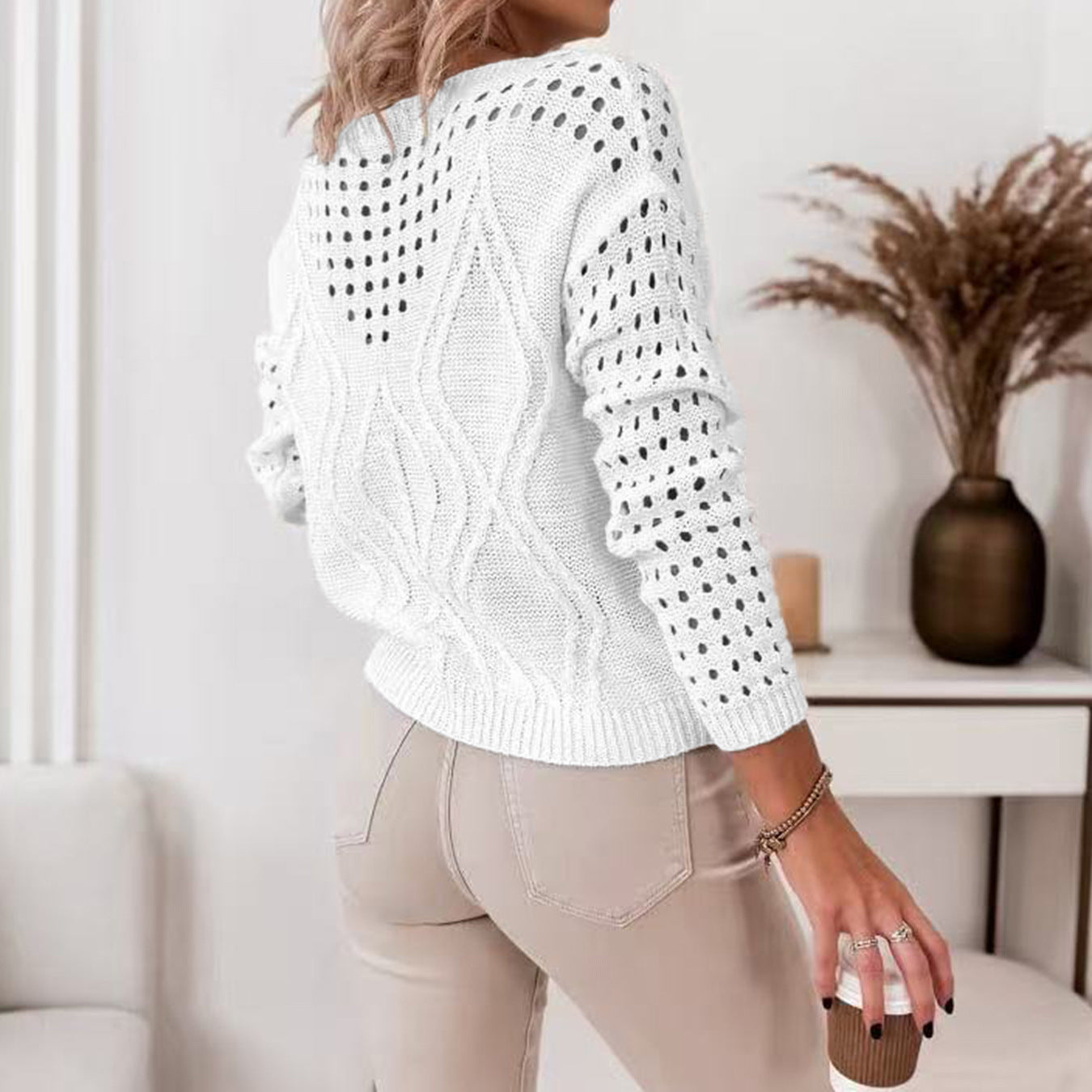Pull en tricot pour femmes avec des motifs ajourés aérés et un joli design en torsades Chic und Stil