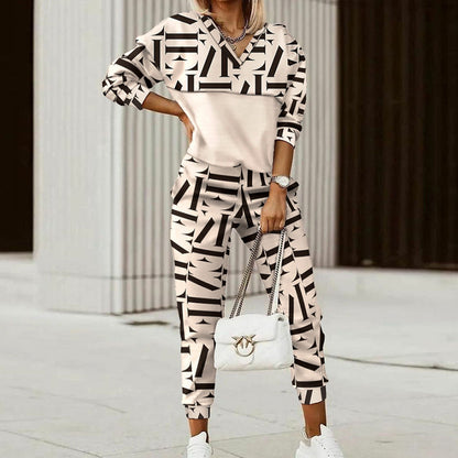 Fashionable women's set consisting of a printed top and fitted pants Chic und Stil