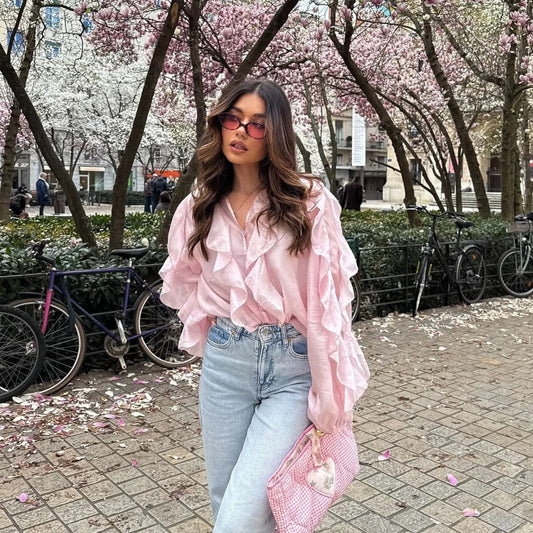 Blouse femme avec des détails de volants volumineux et un ourlet ondulé Chic und Stil