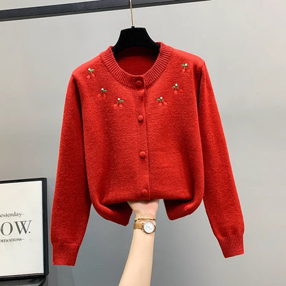 Dames cardigan ludique avec cerises brodées et boutons rouges Chic und Stil