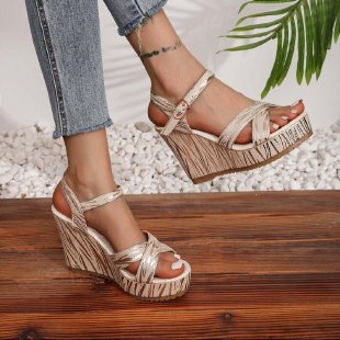 Sandales compensées pour femmes avec un motif rayé à la mode et une sangle réglable Chic und Stil