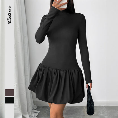 Robe ajustée pour femmes avec col montant et jupe volumineuse Chic und Stil