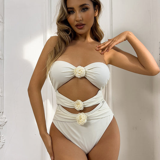 Maillot de bain une pièce pour femmes avec un froncé raffiné et de délicates applications de fleurs Chic und Stil