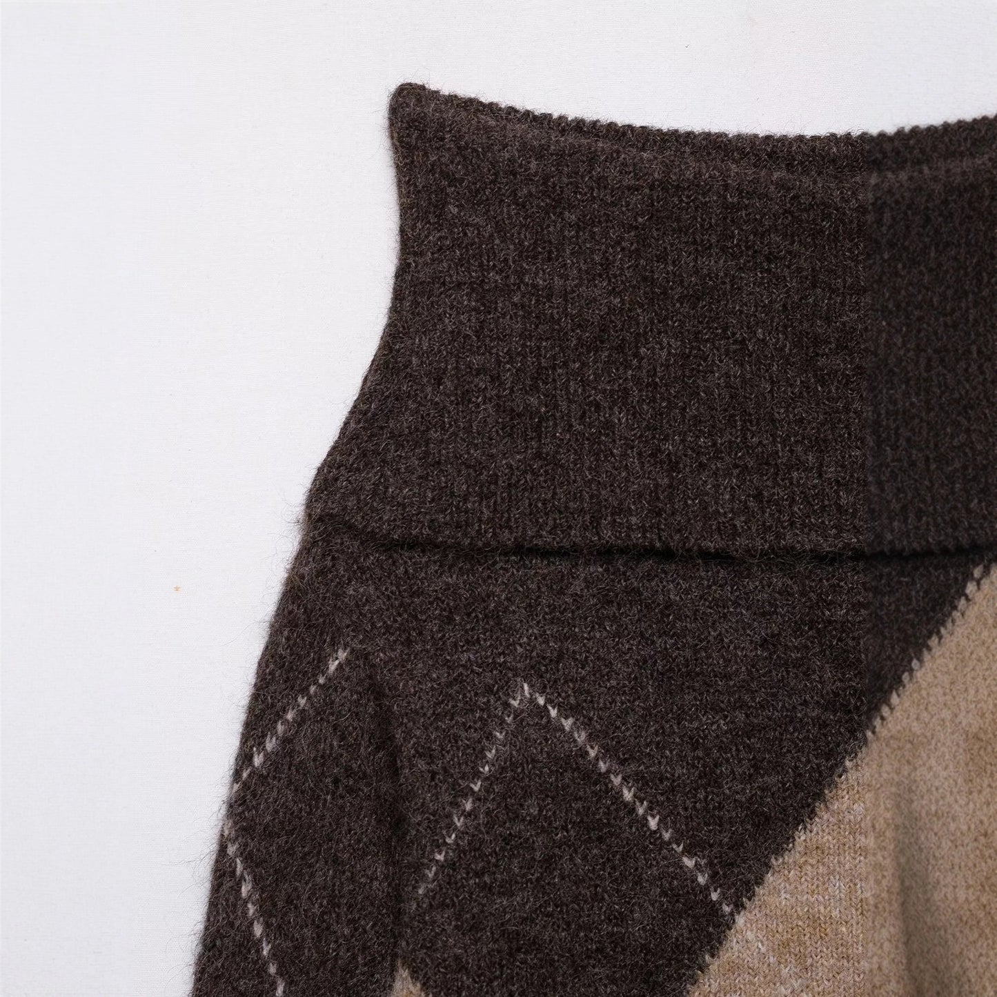 Pull femme tendance avec design en losanges et grand col Chic und Stil