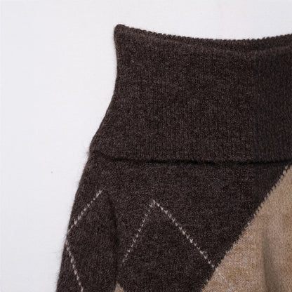 Pull femme tendance avec design en losanges et grand col Chic und Stil