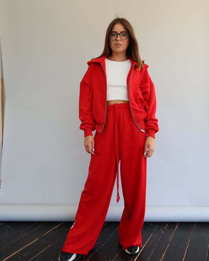 Trendy sports set for women with short tracksuit jacket and wide jogging pants Chic and Style