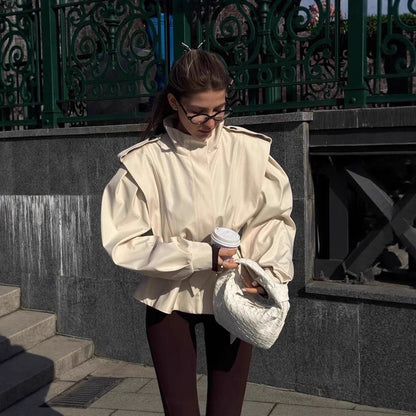 Dames blouse stylée avec col haut et ceinture latérale à la taille Chic und Stil