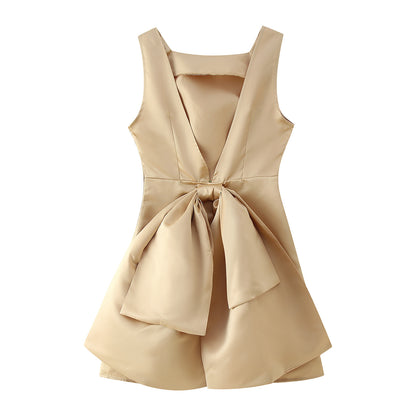 Robe cocktail élégante pour dames avec une coupe moderne et une jupe évasée Chic und Stil