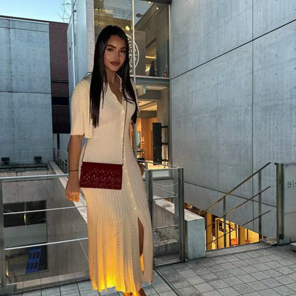 Robe en tricot mi-longue pour femmes avec une elegante patte de boutons et des détails à la mode Chic und Stil