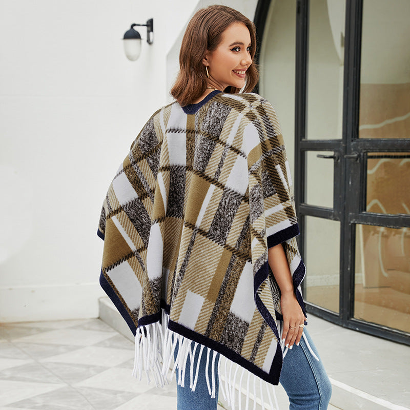 Elegant poncho for women with modern check pattern and fringes Chic and Style