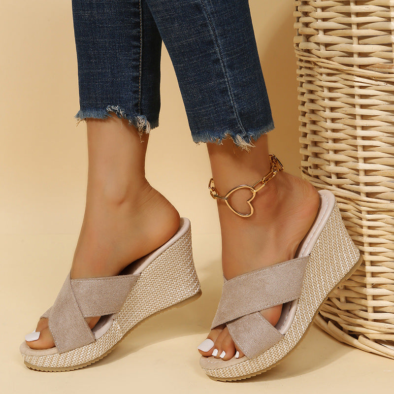 Sandales compensées pour femmes avec une élégante bande croisée et un coussin de pied léger Chic und Stil