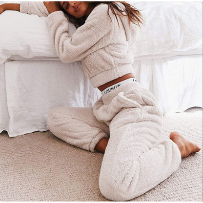 Cozy women's lounge set in soft fleece Chic und Stil